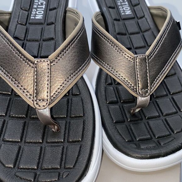 Kenneth Cole Reaction Four Thong Sandals - Picture 3 of 8